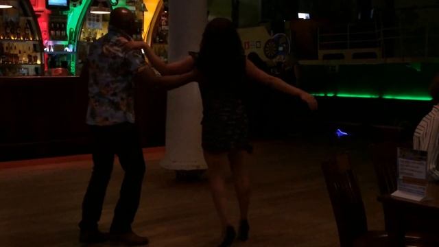 Salsa Vives & Yadira.