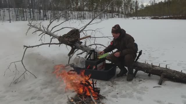 ТОЛЬКО ПОСТАВИЛ СРАЗУ ПОКЛЁВКА. ЩУКА ПОРВАЛА ЖЕРЛИЦУ. ЖУТКАЯ РЫБАЛКА. ОПЯТЬ МЕДВЕДИ. РЫБАЛКА НА ЛЬДУ смотреть онлайн