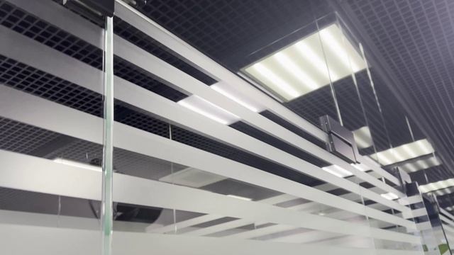 Интерьер без опор монтаж стеклянных конструкций за потолок в деловом пространстве смотреть онлайн