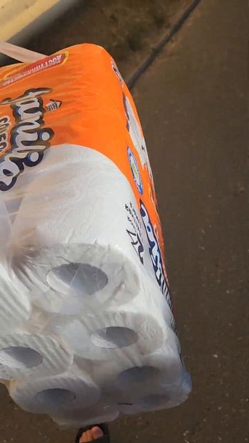 купил туалетную бумагу, 32 рулона, думаю на неделю хватит. toilet peper смотреть онлайн