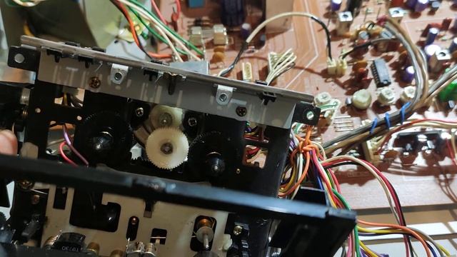 Кассетная дека TELEFUNKEN HC 990 обзор, начинка, шестеренка или идлер, видео № 3 смотреть онлайн