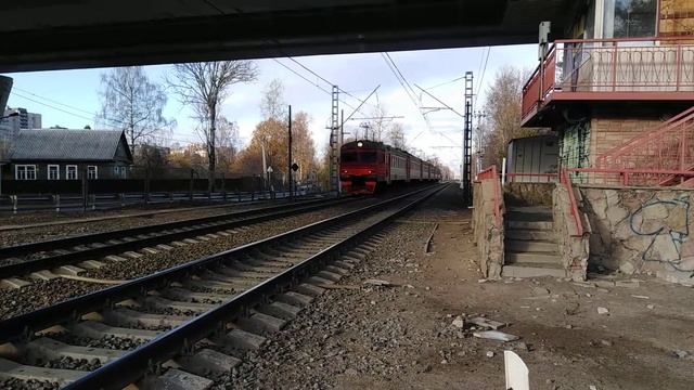 Супер приветливый электропоезд ЭТ2М-033 на перегоне Озерки-Удельная смотреть онлайн