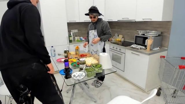 ЖОЖО И СКВОЗЬ БАБ ГОТОВЯТ ПИЦЦУ С ГАЙКАМИ смотреть онлайн