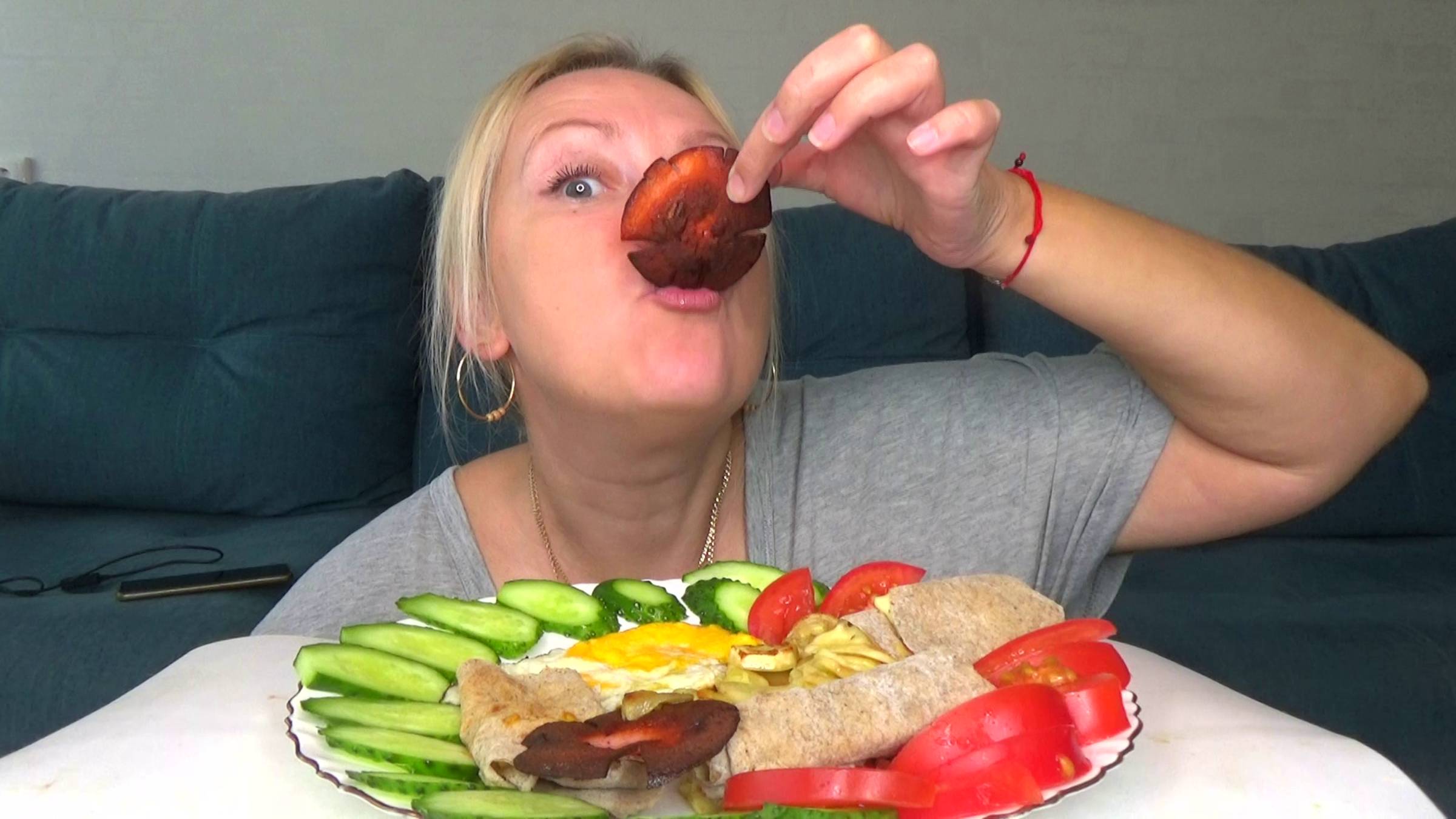 Мукбанг лавашики, яйца жареные,чипсы из колбасы, кабачки ,овощи .Еда на камеру! смотреть онлайн