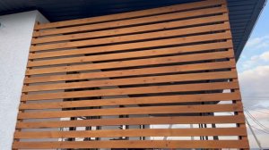 Обшил террасу рейками (планке из лиственницы), кашпо вместо перил