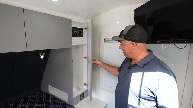 Urban Caravans Tungsten Tuff X 17'10 - Walk-through смотреть онлайн