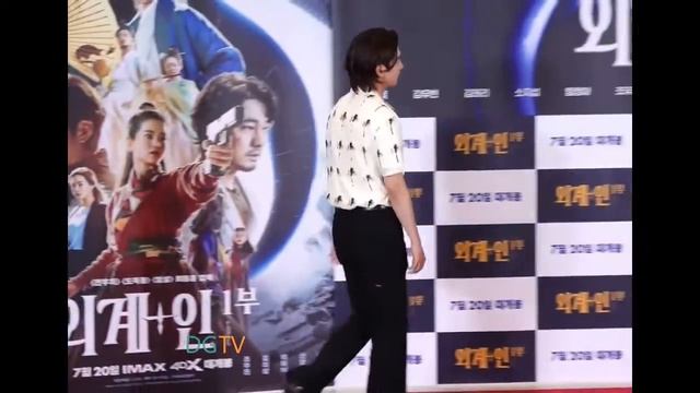 EXO's Suho vs TVXQ's Max Changmin | "ALIENOID" VIP Premiere смотреть онлайн