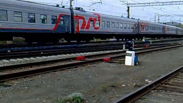 2ЧС2 с поездом Новосибирск - Адлер, станция Ревда смотреть онлайн
