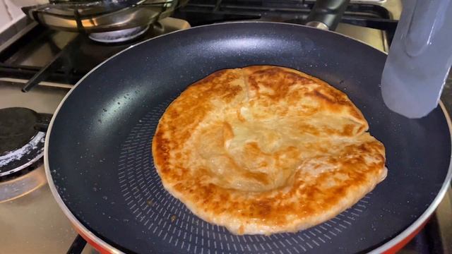 Tasting Indonesian Snacks and Cooking Indonesian Rendang Curry смотреть онлайн