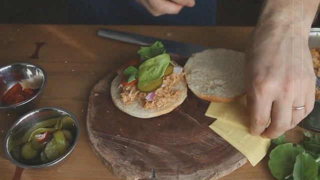 Бургер с курицей барбекю