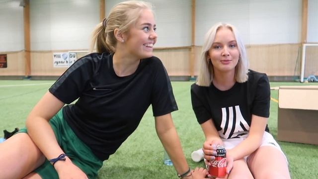 spelar in FOTBOLLSTUBEN & färgar håret ROSA | vlogg смотреть онлайн