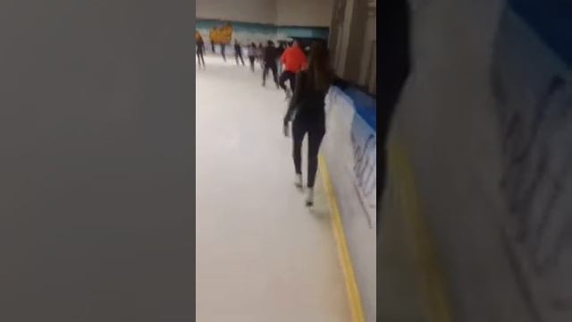 Котик на коньках!падение))) смотреть онлайн