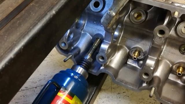 Pressing a valve guide in a bmw M20 head смотреть онлайн