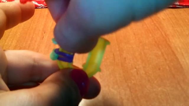 Брелок цветочек из резинок на рогатке