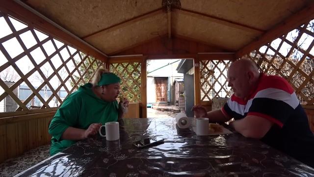 ДАЧНЫЙ ВЛОГ_ПЕРВЫЙ МУКБАНГ НА ДАЧЕ В НАШЕЙ ЛЮБИМОЙ БЕСЕДКЕ ЧЕМ БОГ ПОСЛА_БОЛТАЕМ_ОПЯТЬ НАС ОТВЛЕКАЮТ