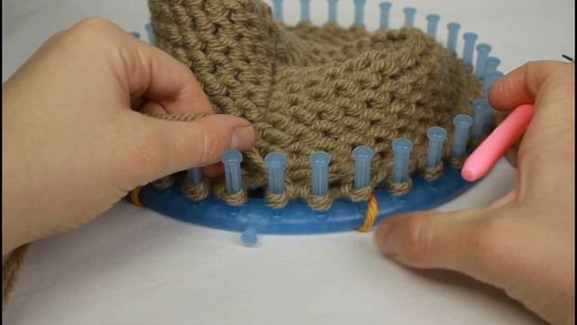 How to Loom Knit a Hooded Cowl (DIY Tutorial) смотреть онлайн