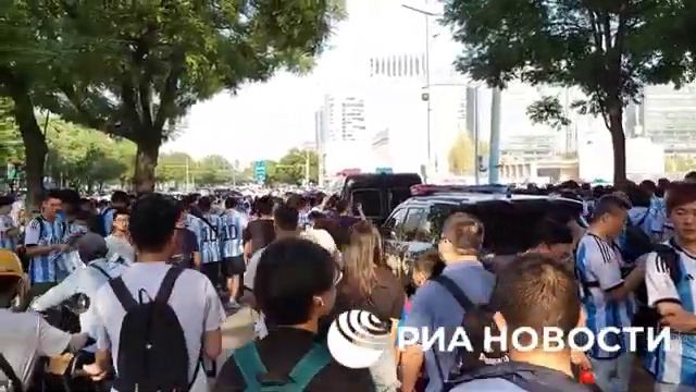 Толпы китайских фанатов Месси собираются на стадионе в Пекине, чтобы увидеть игру смотреть онлайн