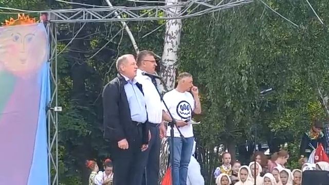 Депутат госдумы Иван Лоор приветствует гостей праздника в Тальменке смотреть онлайн