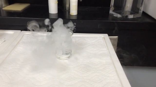 Что будет если добавить сухой лед в воду? What's going to happen if you add dry ice to the water? смотреть онлайн