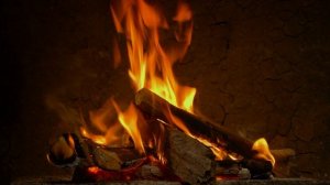 Горящие дрова в расслабляющем камине