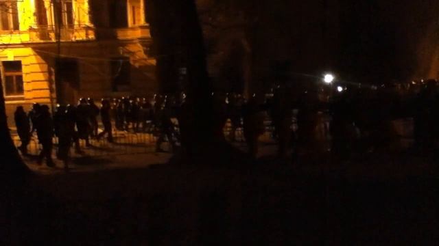 «Беркут» разгоняет митингующих на улице Банковой в Киеве смотреть онлайн