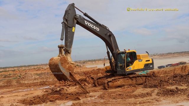 Volvo EC350D Excavator Digging Dirt Loading Into Dump Trucks. Dump Tuck Slip Fail. смотреть онлайн