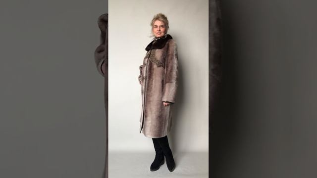 Шуба мутон тм ЗОЛОТОЙ ЛИС за 8500 ₽ как новая, отд. каракуль и норка дл.100 см. р.48-50 /11992/ смотреть онлайн