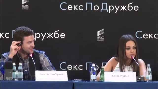 Мила Кунис говорит с журналистом на русском