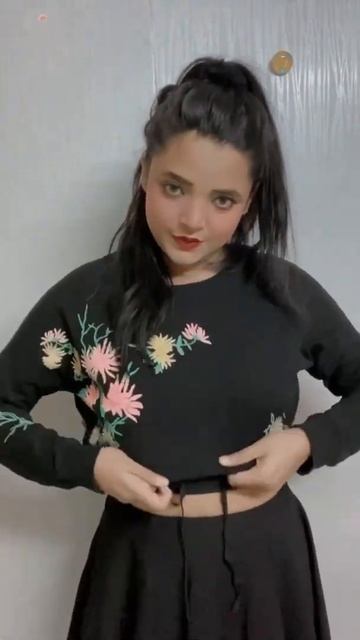 Cute way to tie your sweatshirt 🦋🖤 #sweatshirthack #tshirthsck #fashionhack #fashionlove смотреть онлайн