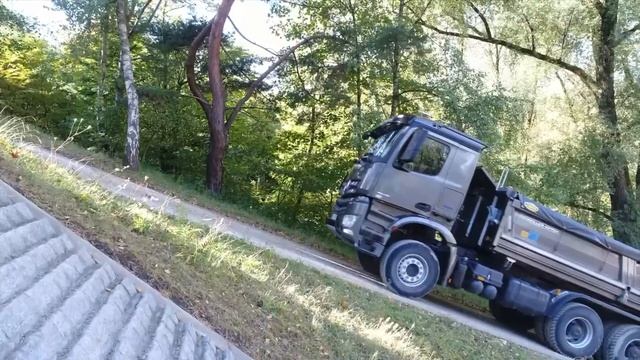 Never Stuck in the mud : The Arocs Hydraulic Auxiliary Drive! | Manufacturer video смотреть онлайн