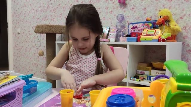 Алина-Малина делает печеньки! В ход идут пластилин и блёстки от поняши) смотреть онлайн