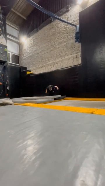 мой первый нормальный задний винт с батута смотреть онлайн