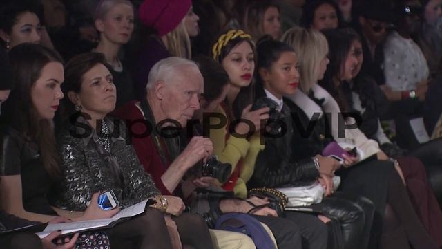 Audience members take in the show at Naeem Khan - Fall 20... смотреть онлайн