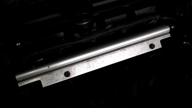How to repalce the PCV system on the Volvo 850, S70, V70, from 1994 - 1998. Pt 2 of 2 - VOTD смотреть онлайн