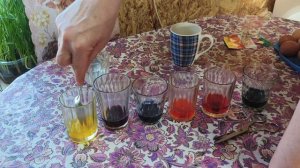 Крашу яйца,сушу тыкву ,работаю на огороде.