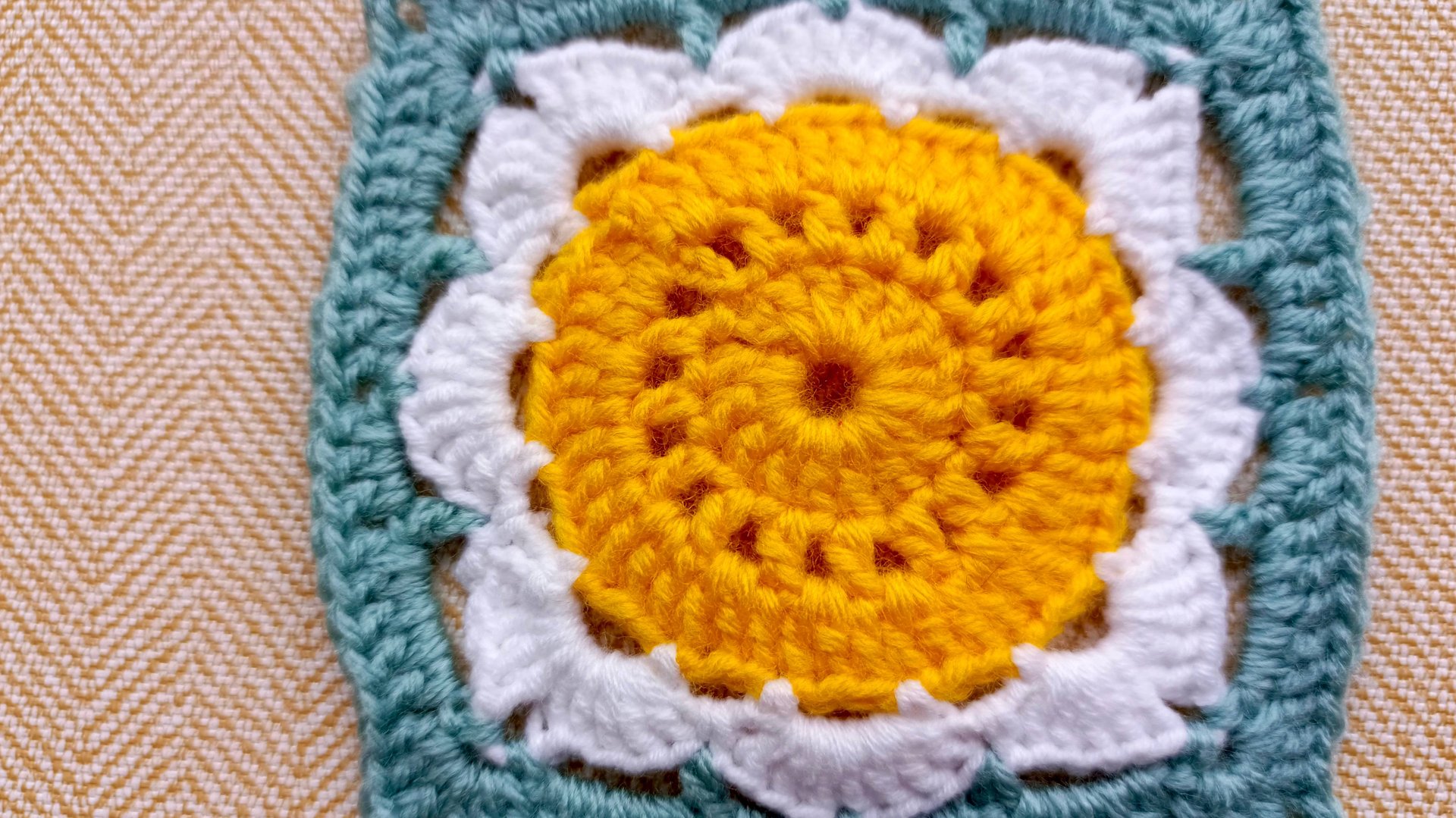 Мотив бабушкин квадрат _Ромашка_ крючком, вяжем вмести каждый ряд, видео мк для начинающих смотреть онлайн