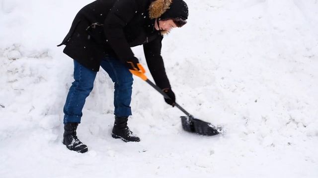 Краш-тест лопаты для уборки снега  с алюминиевым черенком Plantic Snow