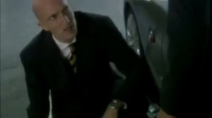 Девочка пописала возле машины :)