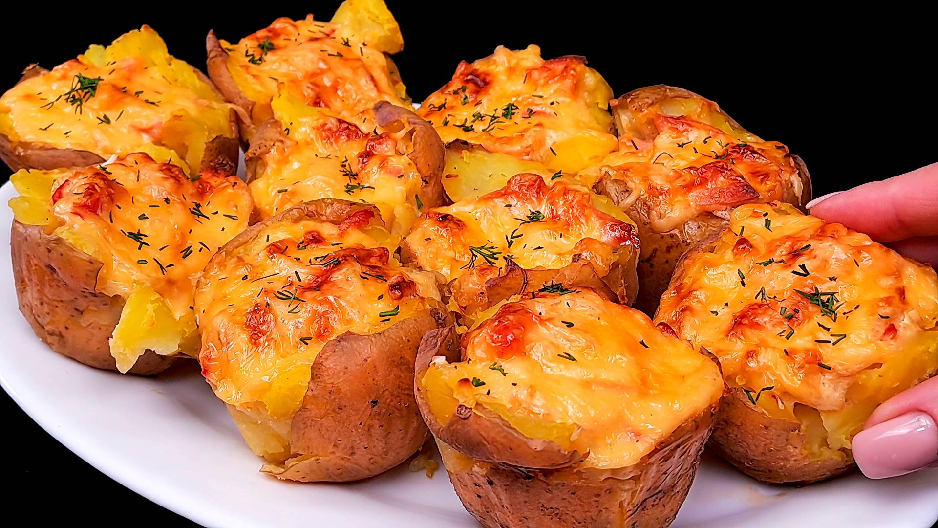Запеченная картошка с крабом, колбасой и ДВОЙНЫМ сыром — ваш ужин станет шедевром смотреть онлайн
