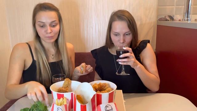 МУКБАНГ KFC 🍗с ВЕГЕТАРИАНКОЙ /БЛИЗНЯШКИ-ОБЬЕДАШКИ 👯♀️/MUKBANG FOOD #мукбанг #кфсмукбанг смотреть онлайн
