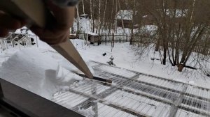 Чищу Снег с крыши веранды из профилированного поликарбоната