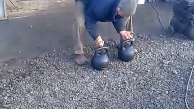 подъем гири мизинцем смотреть онлайн