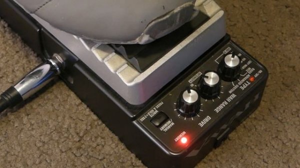 UniVIBES: The Boss PW-10 V-Wah pedal on guitar and keyboard