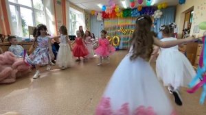 Танец девочек с лентами в детском саду на выпускной видео