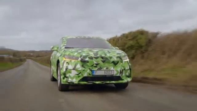 Le SUV électrique intermédiaire Skoda Enyaq iV met l'électromobilité à la carte смотреть онлайн