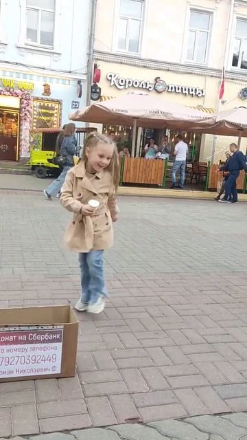 Исполнитель песни ведущий и музыкант Роман Евграфов. 