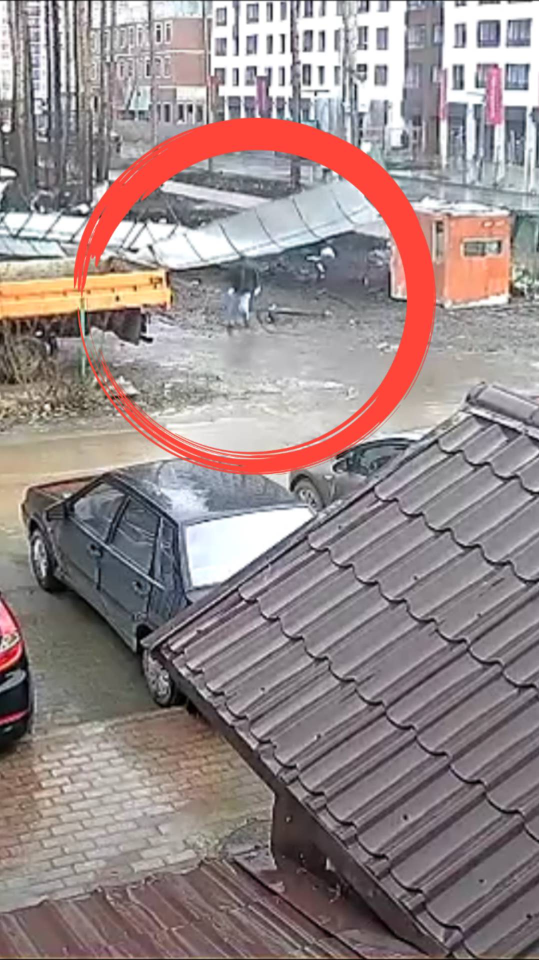 Повезло спастись от сильного ветра смотреть онлайн