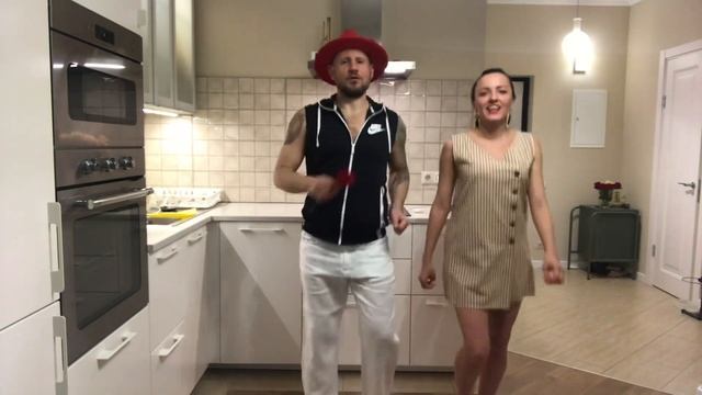 Танец риэлторов. Карантин 2020. Кубинская сальса смотреть онлайн