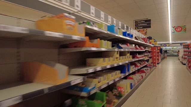 АНГЛИЯ — ПУСТЫЕ ПОЛКИ ПОПУЛЯРНОГО СУПЕРМАРКЕТА ЛИДЛ — LIDL NORFOLK EMPTY SHELFS USUAL THING смотреть онлайн