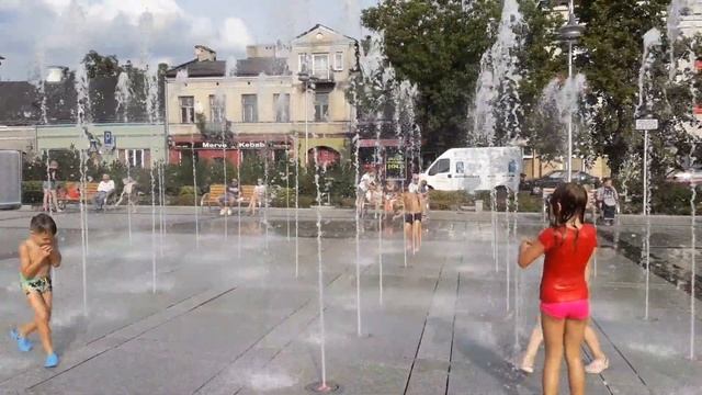 Городской фонтан в Польше - любимое развлечение детей в летний период смотреть онлайн